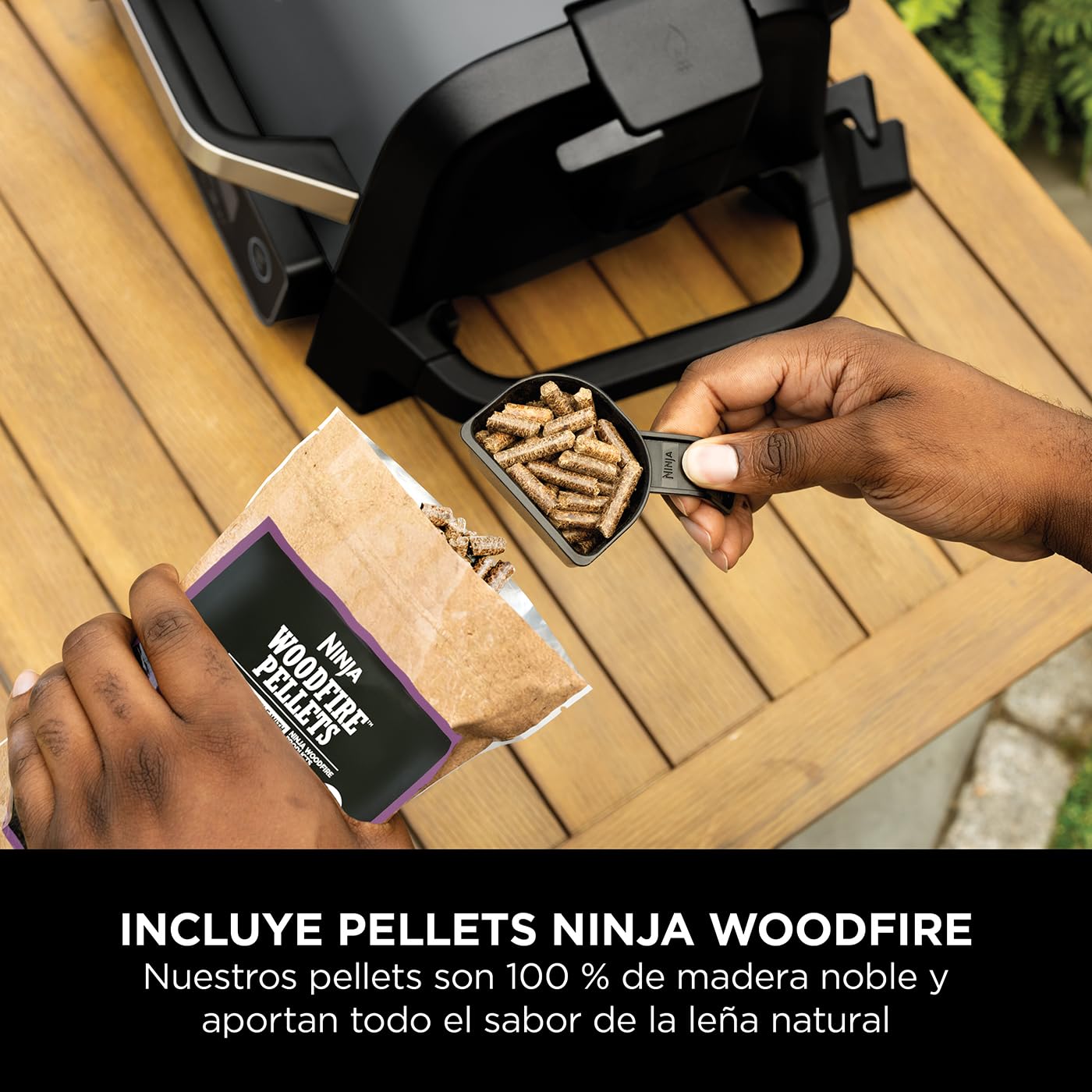 Parrilla Eléctrica de Exterior 7 en 1 Ninja Woodfire OG701EU – Freidora de Aire, Ahumador, Horno, Resistente a la Intemperie, Portátil, Multicolor